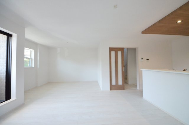 青崎二丁目の居間・リビング|南向きの広く明るいリビング空間。オープンタイプの対面式キッチンでリビングが隅まで見渡せます。キッチンにいながら小さなお子様にも目が届き安心です。