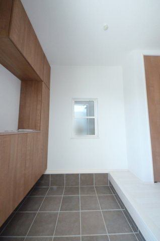 青崎二丁目の玄関|玄関には大容量のシューズボック有
廊下に収納もあり玄関周りの収納も充実しています