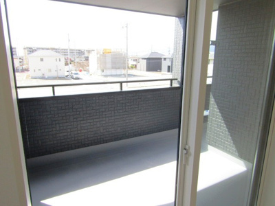 【バルコニー】 | ブルーミングガーデン甲府市羽黒町3棟　1号棟 | 暖かな日差しのふりそそぐバルコニー
