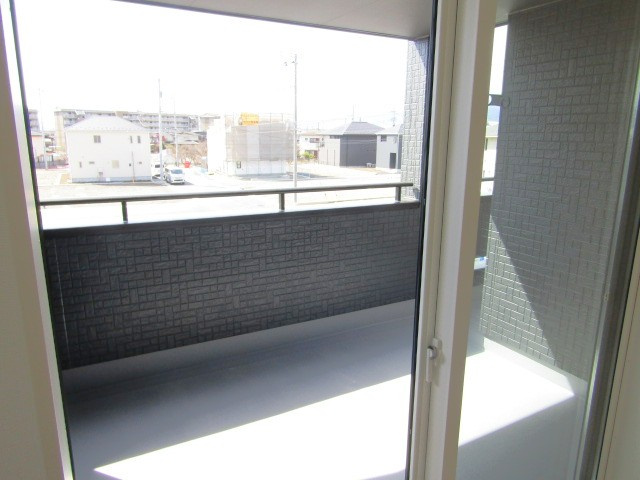 【バルコニー】 | ブルーミングガーデン甲府市羽黒町3棟　1号棟 | 暖かな日差しのふりそそぐバルコニー