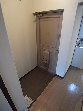 熊内マンションの玄関