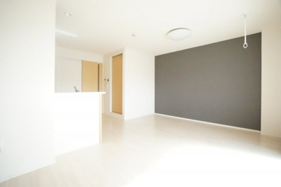 【居間・リビング】 | メルヴェールエスト | ※同物件・反転タイプの写真です。