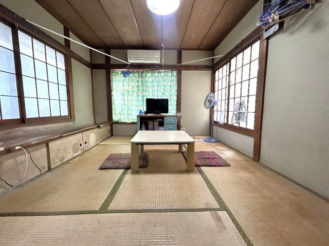 大泉町3丁目戸建の和室|1階6帖和室は3方向の開口部により、明るい空間でございます。