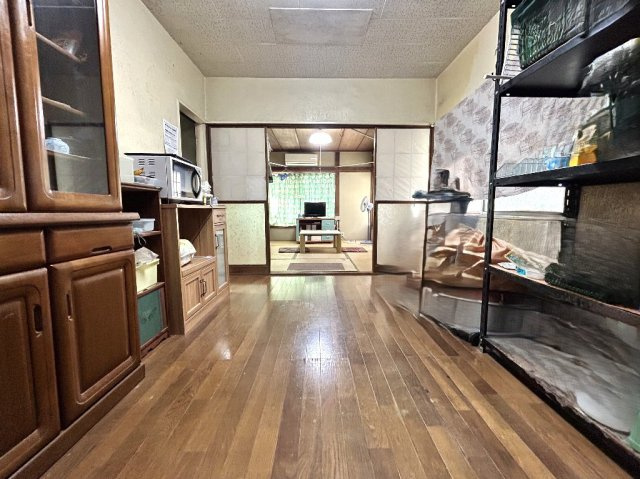 大泉町3丁目戸建の洋室|1階6帖洋室はキッチン、浴室と繋がった空間でございます。
是非、現地にて居住イメージを膨らませてください。