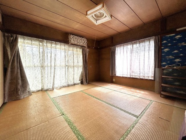 大泉町3丁目戸建の和室|2階8帖和室は1階和室同様に3方向の採光と広々バルコニーが魅力でございます。