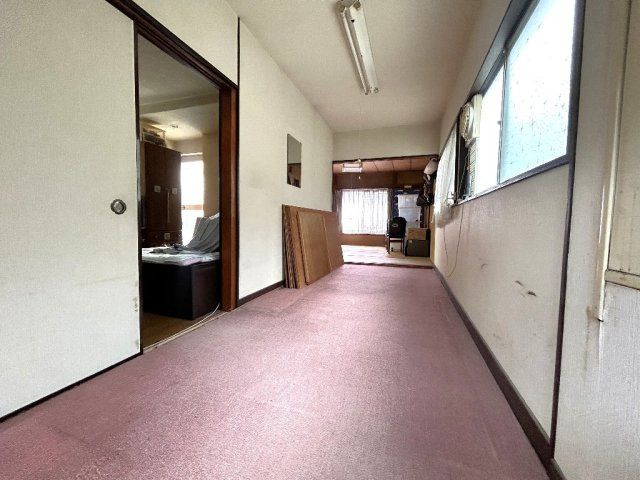 大泉町3丁目戸建の洋室|2階5帖洋室はカーペットフロアでございます。