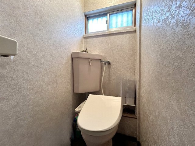 大泉町3丁目戸建のトイレ|清潔感のあるトイレでございます。