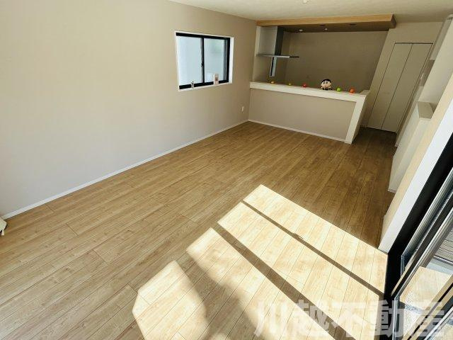 閑静な住宅地、徒歩15分以内に小中学校の居間・リビング|その他比較物件もご案内可能です