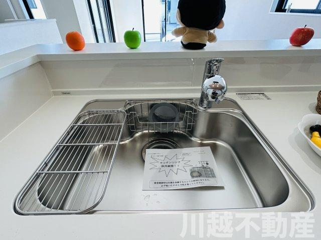 閑静な住宅地、徒歩15分以内に小中学校のキッチン|こちらにお電話ください0120-665-772