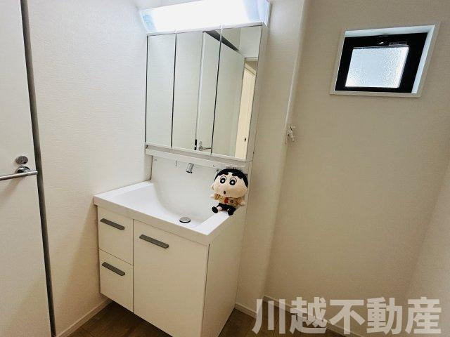 閑静な住宅地、徒歩15分以内に小中学校の独立洗面台|当日の内見も可能です。