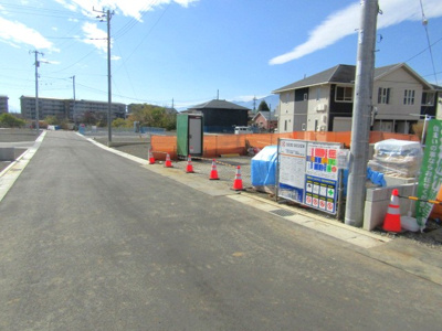 【前面道路含む現地写真】 | ブルーミングガーデン甲府市羽黒町3棟　3号棟 | 前面道路含む現地写真です