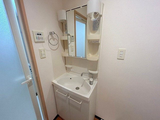 エル・セレーノ東三国の洗面所