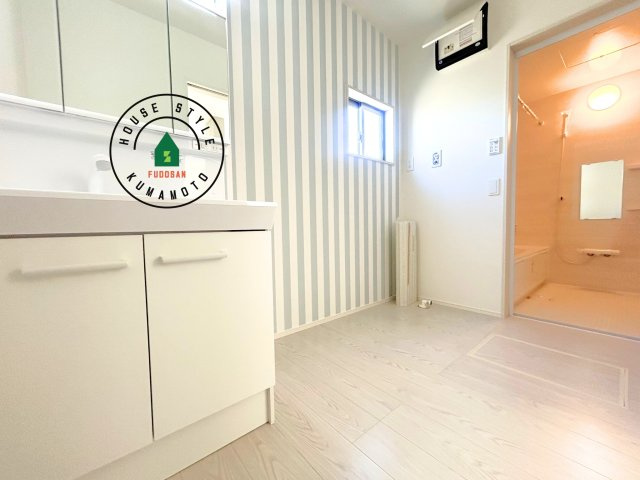 合志市須屋第10-2棟（2号棟）　の内観：施工例|ゆとりの洗面スペースで朝の身支度もスムーズに。暮らしを快適に変えるシャワー付洗面台です！