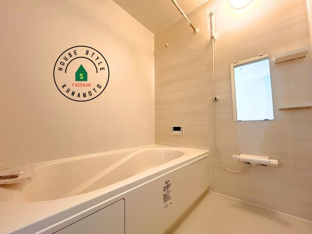 合志市須屋第10-2棟（2号棟）　の内観：施工例|ウ窓もあるので換気も安心ですね。同社仕様。1日の疲れを癒してくれる広々バスルーム。雨の日のお洗濯にも大活躍な浴室乾燥機付です！