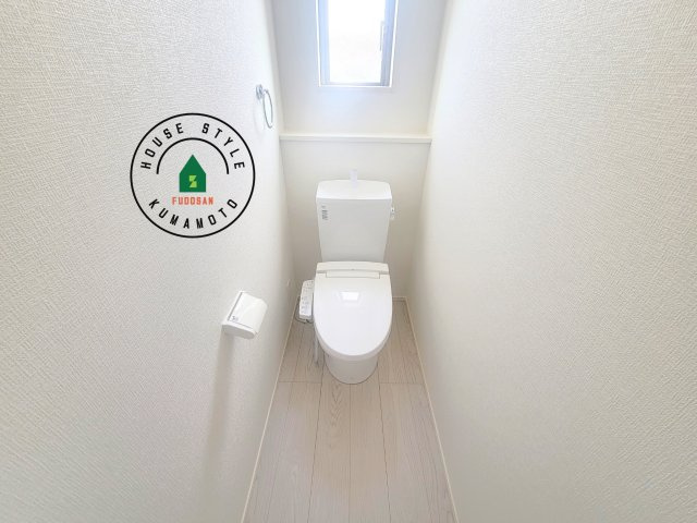 合志市須屋第10-2棟（2号棟）　の内観：施工例|温水洗浄便座を完備しております。2ヶ所にトイレがあるのは朝の慌ただしい時間も安心です。