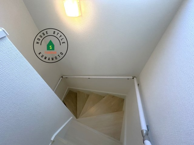 合志市須屋第10-2棟（2号棟）　の内観：施工例|＜手すり付階段＞手すりがないと階段の昇り降りで危険なことはもちろん、壁に手をつきながら歩くことで壁紙が汚れやすくなります。すべての方に快適に昇り降りしていただくため、手すりを設置しました。