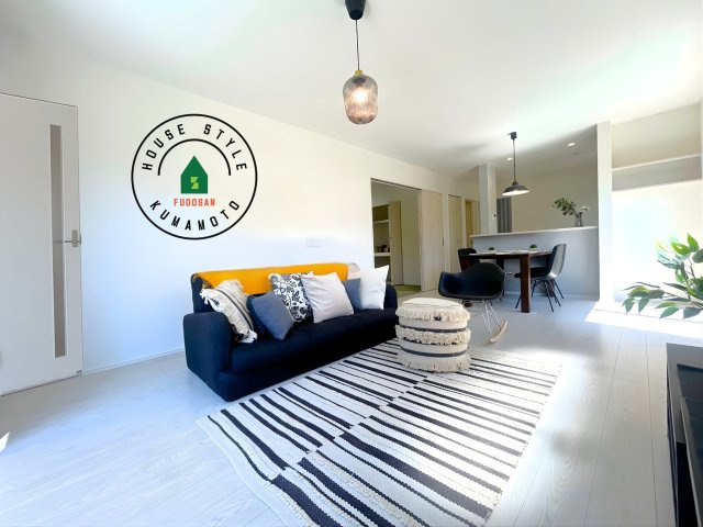 合志市須屋第10-2棟（2号棟）　の内観：施工例|明るく開放的なリビングダイニングは豊かな陽光が注ぎ込み、やすらぎの空間を演出してくれます。ご家族で楽しいひとときをお過ごし下さい。※家具はCGを合成したものです。