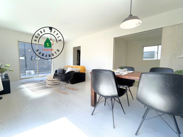 合志市須屋第10-2棟（2号棟）　の内観：施工例|キッチンからリビングをしっかり確認できます。家族の笑顔があふれる空間になりそうですね。