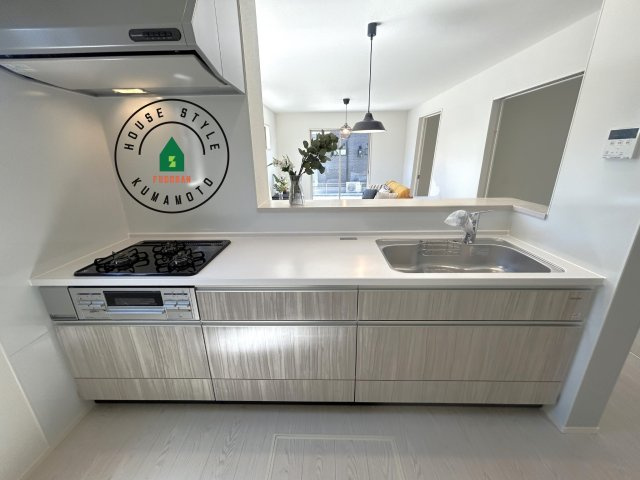 合志市須屋第10-2棟（2号棟）　の内観：施工例|ご家族を近くに感じられる対面キッチンのLDK。会話もはずみそうですね。