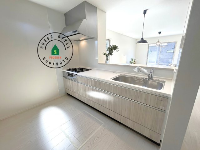 合志市須屋第10-2棟（2号棟）　の内観：施工例|ダイニングテーブルへの配膳がラクラク、お料理はかどるカウンター付きシステムキッチン！