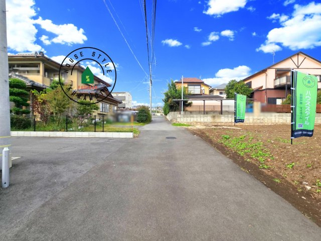 合志市須屋第10-2棟（1号棟）　の前面道路含む現地写真|前面道路は閑静な住宅地をはしる車通りの少ない道路。お車の出し入れが苦手なママや小さなお子様にも安心ですね。しっかり舗装もされているので、ベビーカーや自転車で通っても快適に通行できます。