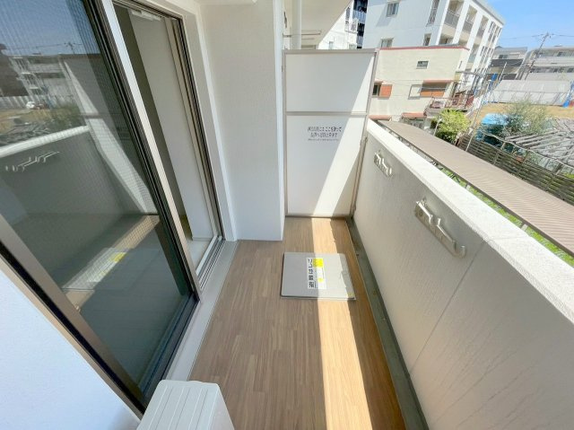 アドバンス新大阪ラシュレのバルコニー