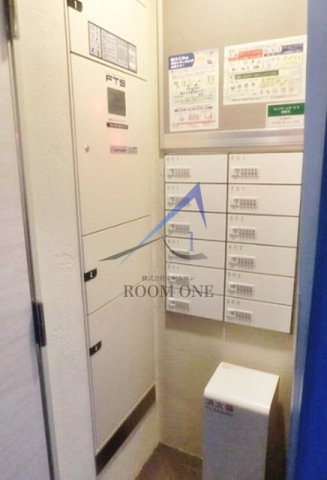 フェール東新宿のその他共用部分|集合ポストと宅配ボックスです。