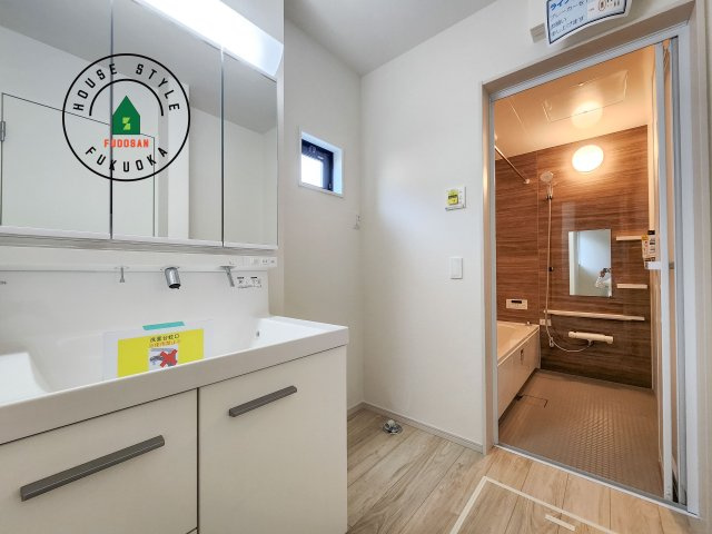 太宰府市高雄6丁目第3-2棟(2号棟)の脱衣所|ゆとりの洗面スペースで朝の身支度もスムーズに。暮らしを快適に変えるシャワー付洗面台です！
