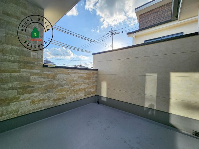 太宰府市高雄6丁目第3-2棟(2号棟)のバルコニー|風をしっかりと感じられるバルコニーでは、毎日が洗濯日和です。広々としているので洗濯も楽しくなるでしょうし、気分転換にバルコニーからの眺めを楽しむのもいいでしょう。