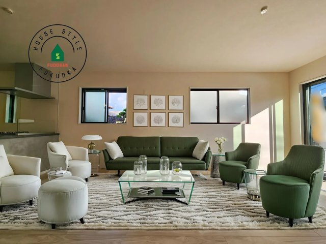 太宰府市高雄6丁目第3-2棟(2号棟)の居間・リビング|明るく開放的なリビングダイニングは豊かな陽光が注ぎ込み、やすらぎの空間を演出してくれます。ご家族で楽しいひとときをお過ごし下さい。※家具はCGを合成したものです。