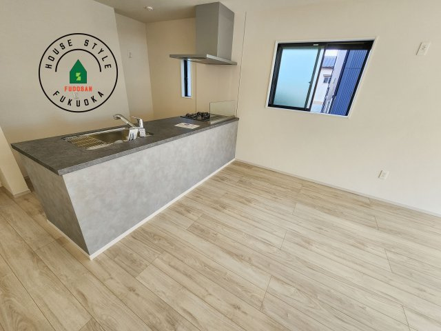 太宰府市高雄6丁目第3-2棟(2号棟)のダイニング|キッチンから立ち込める香りが今日の料理を期待させます。