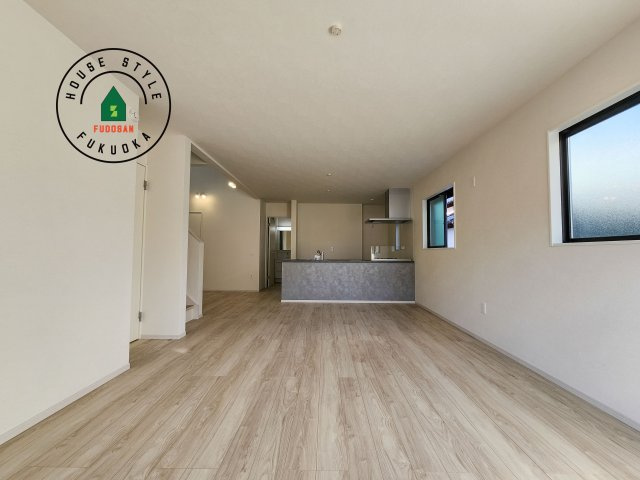 太宰府市高雄6丁目第3-2棟(2号棟)の居間・リビング|キッチンからリビングをしっかり確認できます。家族の笑顔があふれる空間になりそうですね。