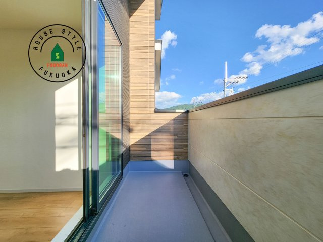 太宰府市高雄6丁目第3-2棟(1号棟)のバルコニー|風をしっかりと感じられるバルコニーでは、毎日が洗濯日和です。広々としているので洗濯も楽しくなるでしょうし、気分転換にバルコニーからの眺めを楽しむのもいいでしょう。