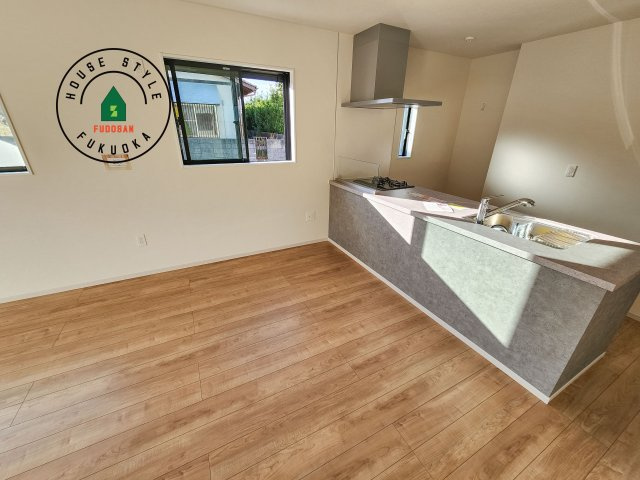 太宰府市高雄6丁目第3-2棟(1号棟)のダイニング|キッチンから立ち込める香りが今日の料理を期待させます。