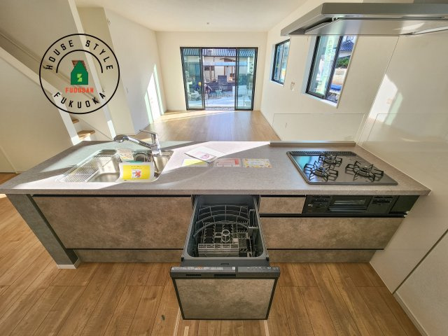 太宰府市高雄6丁目第3-2棟(1号棟)のキッチン|ご家族を近くに感じられる対面キッチンのLDK。会話もはずみそうですね。