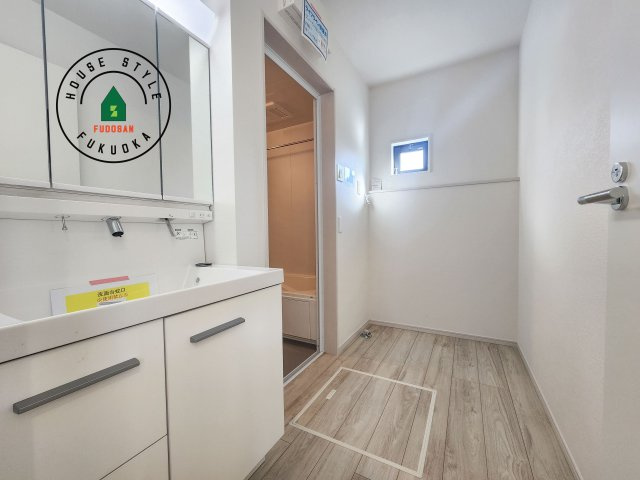 筑紫野市針摺南1丁目第1-1棟(1号棟)の脱衣所|ゆとりの洗面スペースで朝の身支度もスムーズに。暮らしを快適に変えるシャワー付洗面台です！