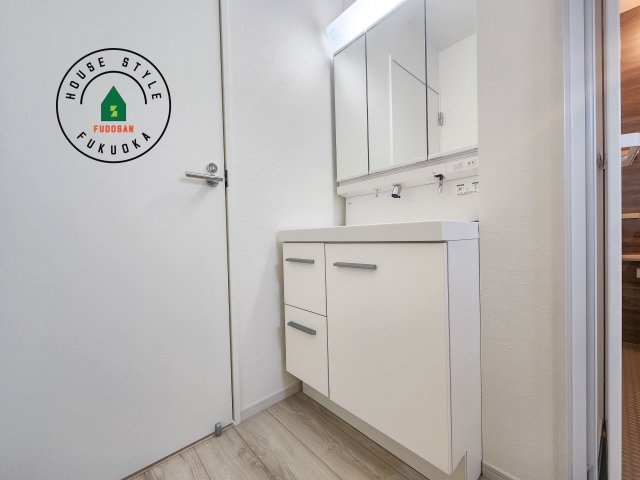 筑紫野市針摺南1丁目第1-1棟(1号棟)の独立洗面台|毎日使うものだから清潔な空間を保ちたい水回り。洗面にはそんな願いを解消させてくれる収納アイデアが満載です。三面鏡の裏側にはキャビネットが現れ小物から背の高い物まで収納できます。