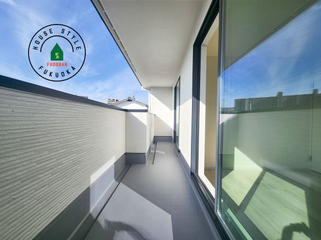 筑紫野市針摺南1丁目第1-1棟(1号棟)のバルコニー|風をしっかりと感じられるバルコニーでは、毎日が洗濯日和です。広々としているので洗濯も楽しくなるでしょうし、気分転換にバルコニーからの眺めを楽しむのもいいでしょう。