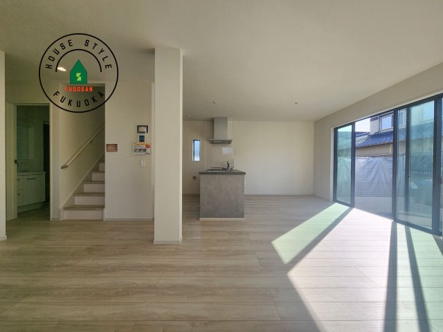 筑紫野市針摺南1丁目第1-1棟(1号棟)の居間・リビング|キッチンからリビングをしっかり確認できます。家族の笑顔があふれる空間になりそうですね。