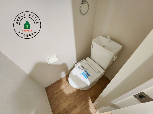 福岡市西区小戸3丁目第4-3棟(2号棟)のトイレ|温水洗浄便座を完備しております。2ヶ所にトイレがあるのは朝の慌ただしい時間も安心です。