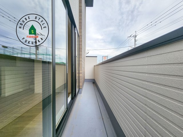 福岡市西区小戸3丁目第4-3棟(2号棟)のバルコニー|風をしっかりと感じられるバルコニーでは、毎日が洗濯日和です。広々としているので洗濯も楽しくなるでしょうし、気分転換にバルコニーからの眺めを楽しむのもいいでしょう。