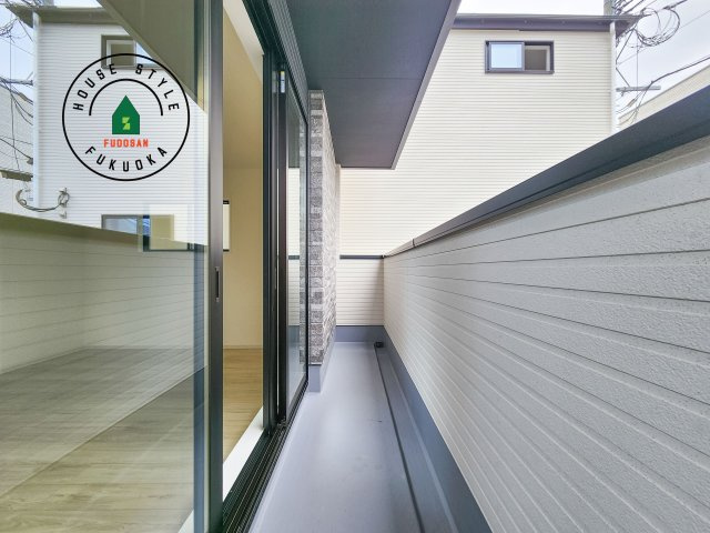 福岡市西区小戸3丁目第4-3棟(1号棟)の外観：施工例|風をしっかりと感じられるバルコニーでは、毎日が洗濯日和です。広々としているので洗濯も楽しくなるでしょうし、気分転換にバルコニーからの眺めを楽しむのもいいでしょう。