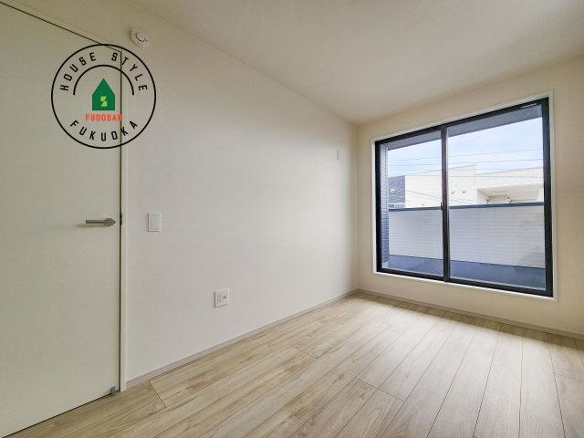 福岡市西区小戸3丁目第4-3棟(1号棟)の内観：施工例|穏やかな光が差し込む室内には、穏やかな時間が流れます。