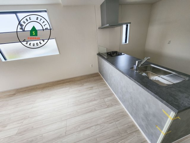 福岡市西区小戸3丁目第4-3棟(1号棟)の内観：施工例|キッチンから立ち込める香りが今日の料理を期待させます。