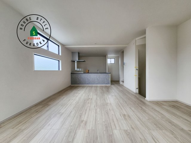 福岡市西区小戸3丁目第4-3棟(1号棟)の内観：施工例|キッチンからリビングをしっかり確認できます。家族の笑顔があふれる空間になりそうですね。※家具はCGを合成したものです。