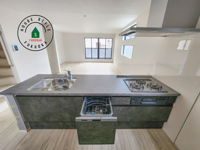 福岡市西区小戸3丁目第4-3棟(1号棟)の内観：施工例|ご家族を近くに感じられる対面キッチンのLDK。会話もはずみそうですね。