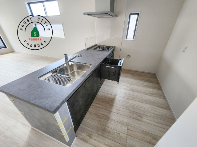 福岡市西区小戸3丁目第4-3棟(1号棟)の内観：施工例|ダイニングテーブルへの配膳がラクラク、お料理はかどるカウンター付きシステムキッチン！