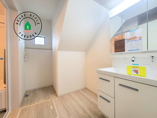 福岡市東区千早1丁目第2-2棟(1号棟)の内観：施工例|ゆとりの洗面スペースで朝の身支度もスムーズに。暮らしを快適に変えるシャワー付洗面台です！