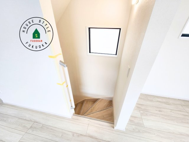 福岡市東区千早1丁目第2-2棟(1号棟)の内観：施工例|＜手すり付階段＞手すりがないと階段の昇り降りで危険なことはもちろん、壁に手をつきながら歩くことで壁紙が汚れやすくなります。すべての方に快適に昇り降りしていただくため、手すりを設置しました。