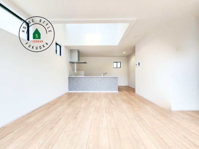 福岡市東区千早1丁目第2-2棟(1号棟)の内観：施工例|キッチンからリビングをしっかり確認できます。家族の笑顔があふれる空間になりそうですね。※家具はCGを合成したものです。